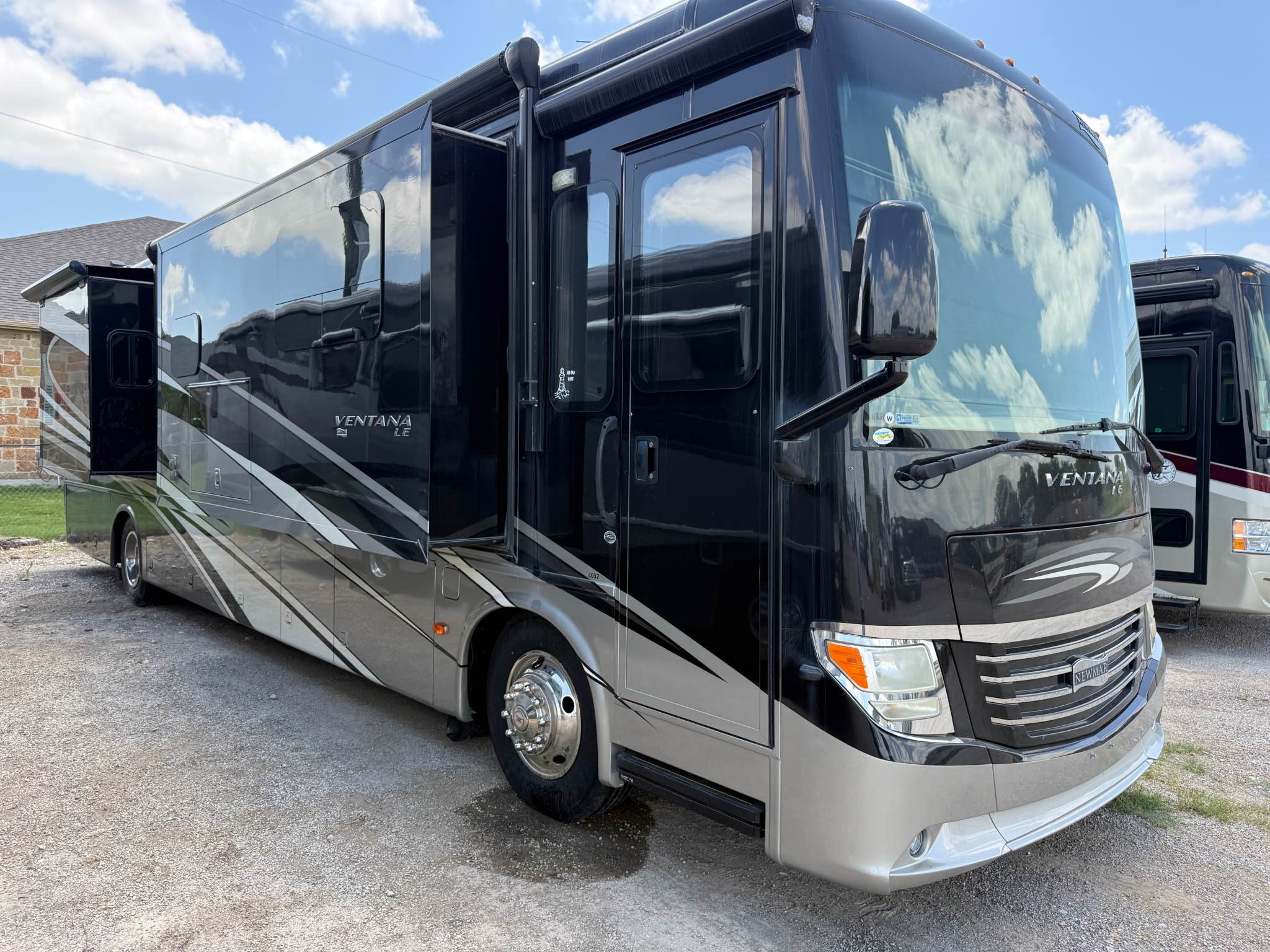 Waylon Perryman Facebook ad: 2017 Newmar Ventana 4037