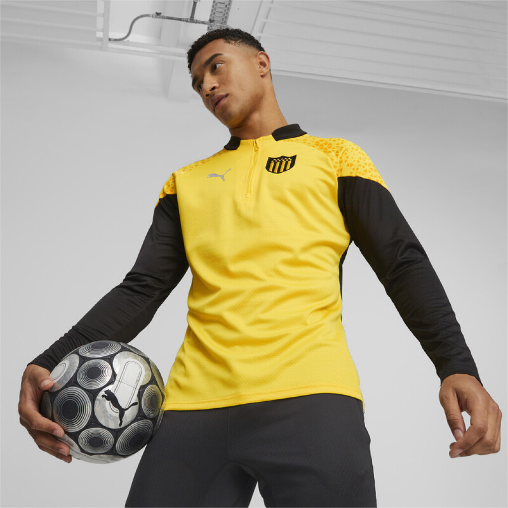 Tienda Puma CAP Facebook ad: Camisetas oficiales, indumentaria de entrenamiento…