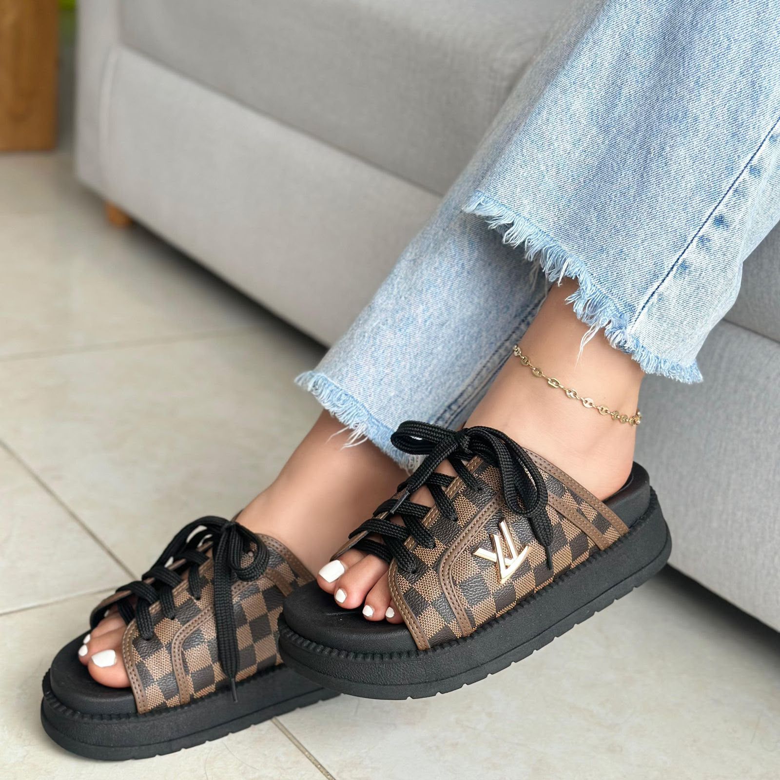 Vennis Footwear Facebook ad: ¿Te imaginas generar ingresos desde tu celular vendiendo…