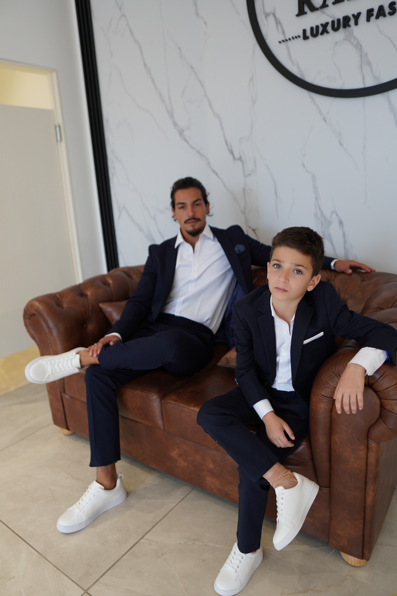 Rafael Fashion Facebook ad: קולקציית החליפות המהממת שלנו!
