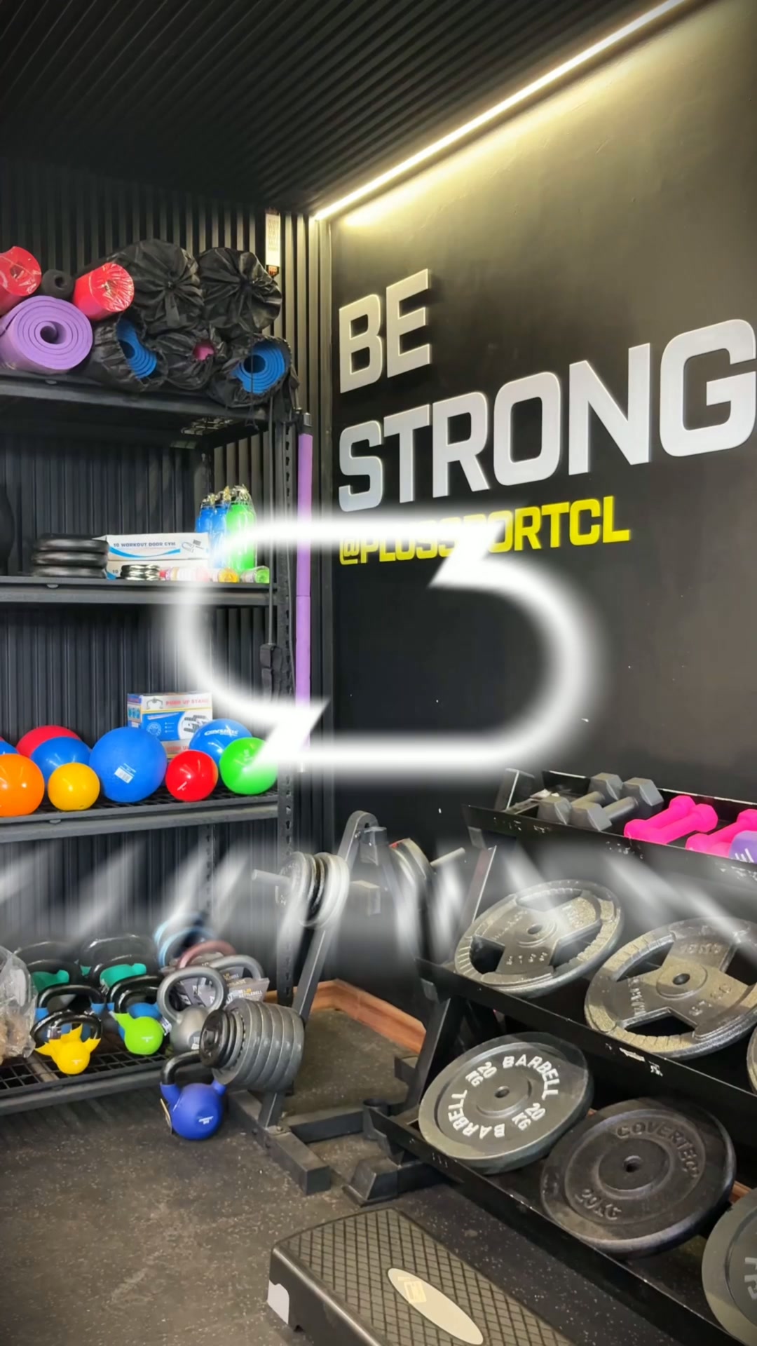 Plussportcl Facebook ad: EL CYBER TAMBIÉN SE VIVE EN TIENDA