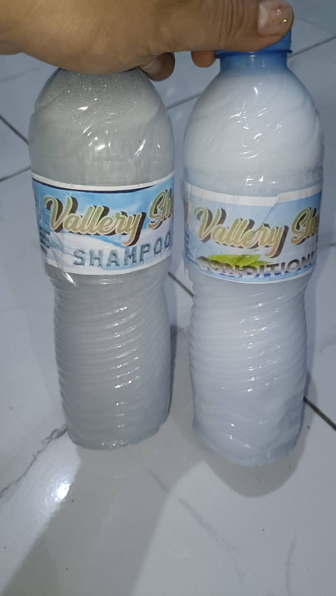 Vallery shop Facebook ad: Tersedia