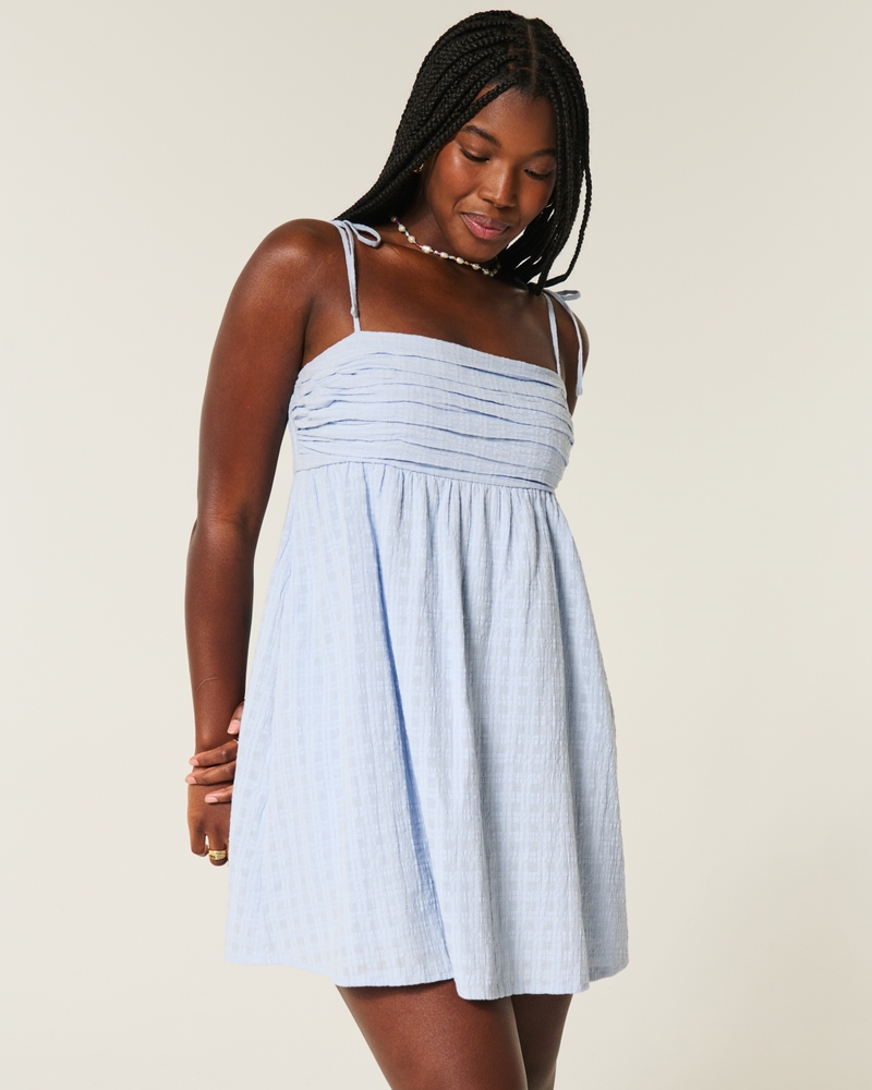 Hollister Co. Facebook ad: Ein Kleid für jede Gelegenheit.