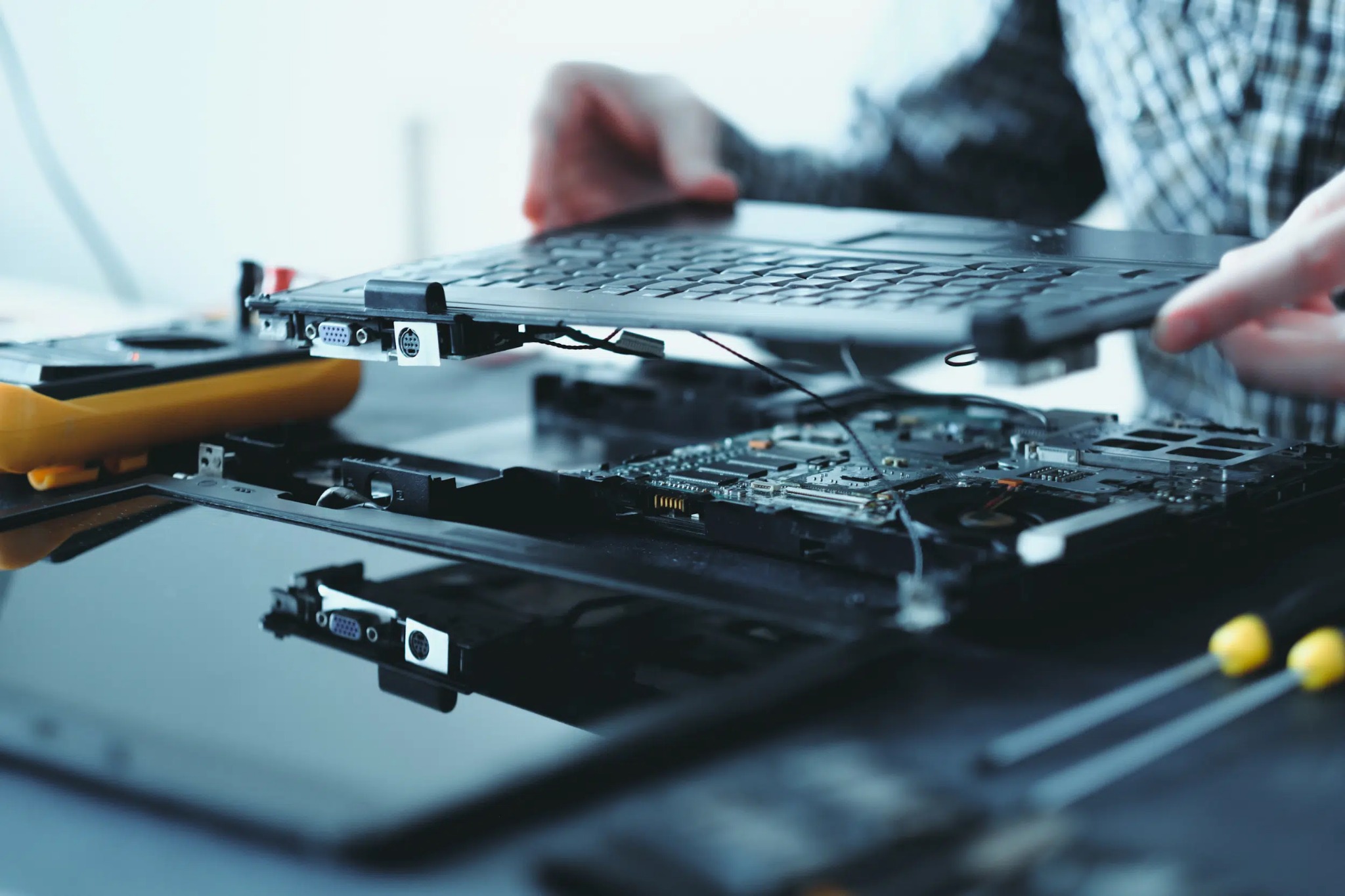 Searcher Guide Facebook ad: Warranty Refurbished Electronics