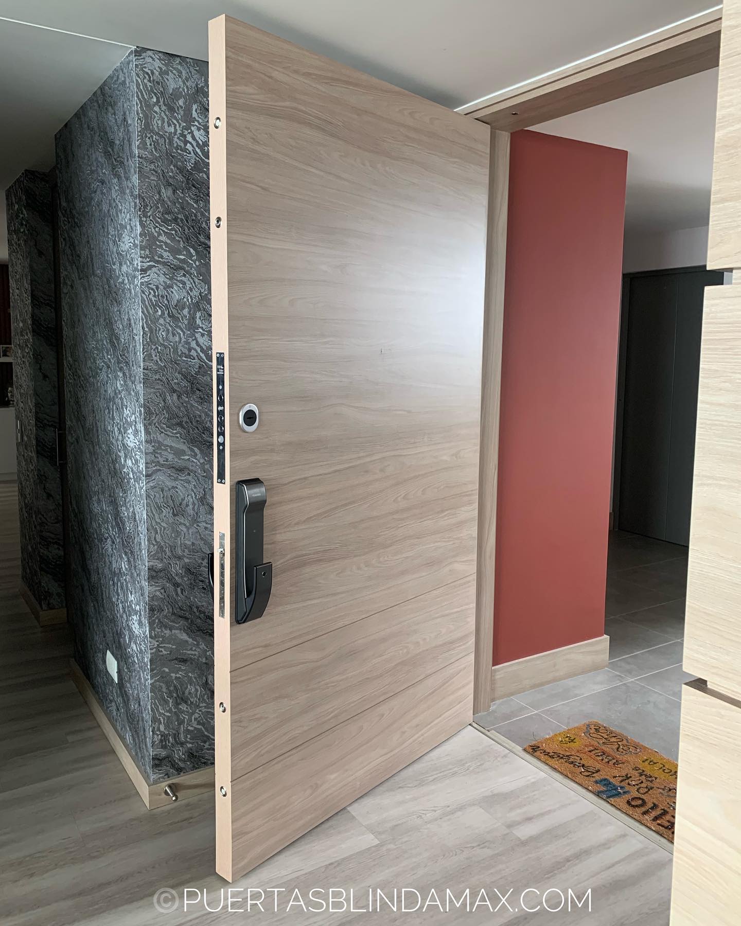 Blindamax Facebook ad: Nuestras puertas pivotantes son puertas batientes que giran…