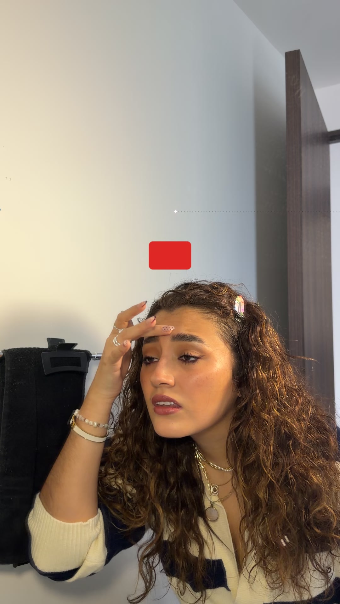 Bellisima Facebook ad: Amiga, tu maquillaje necesita este último paso