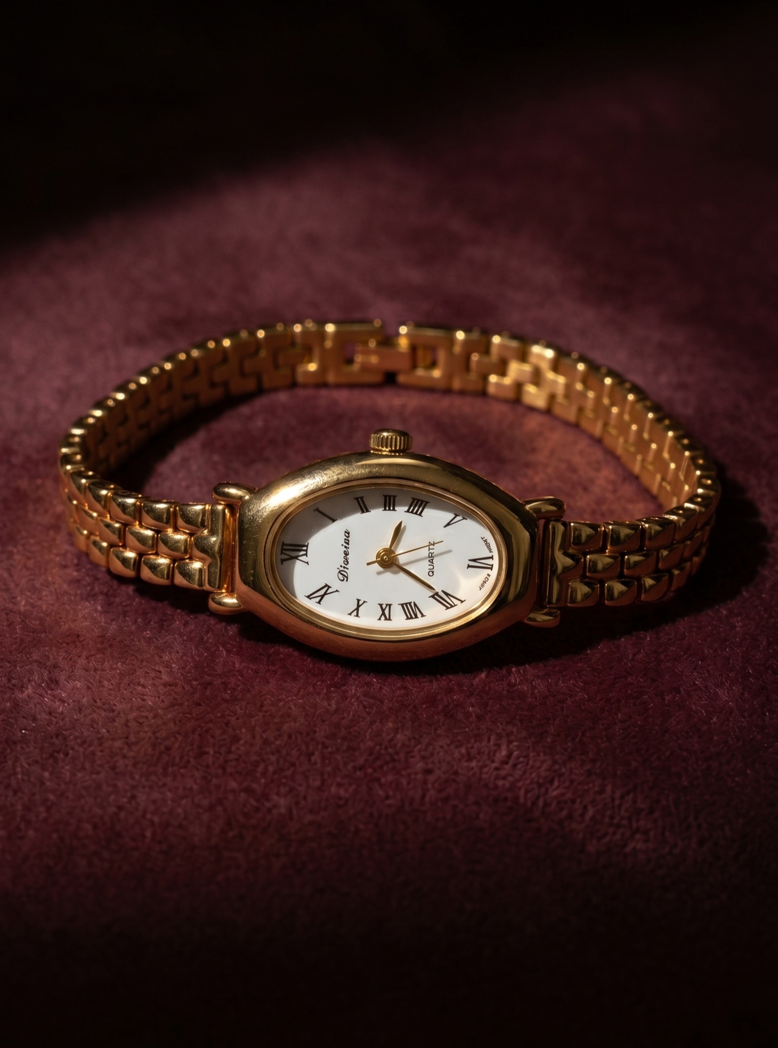 Lova Vion Facebook ad: Inspired by vintage elegance.