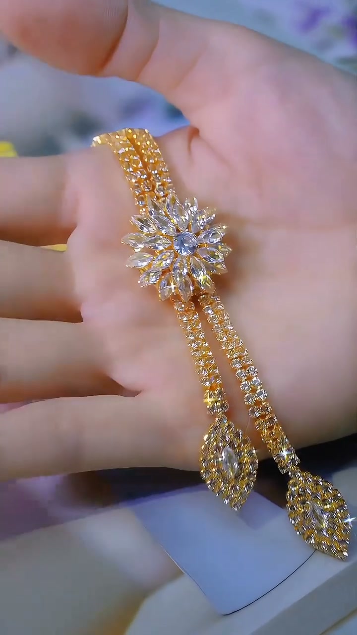 Bawangw Facebook ad: Women's Zircon Flower Jewelry Set