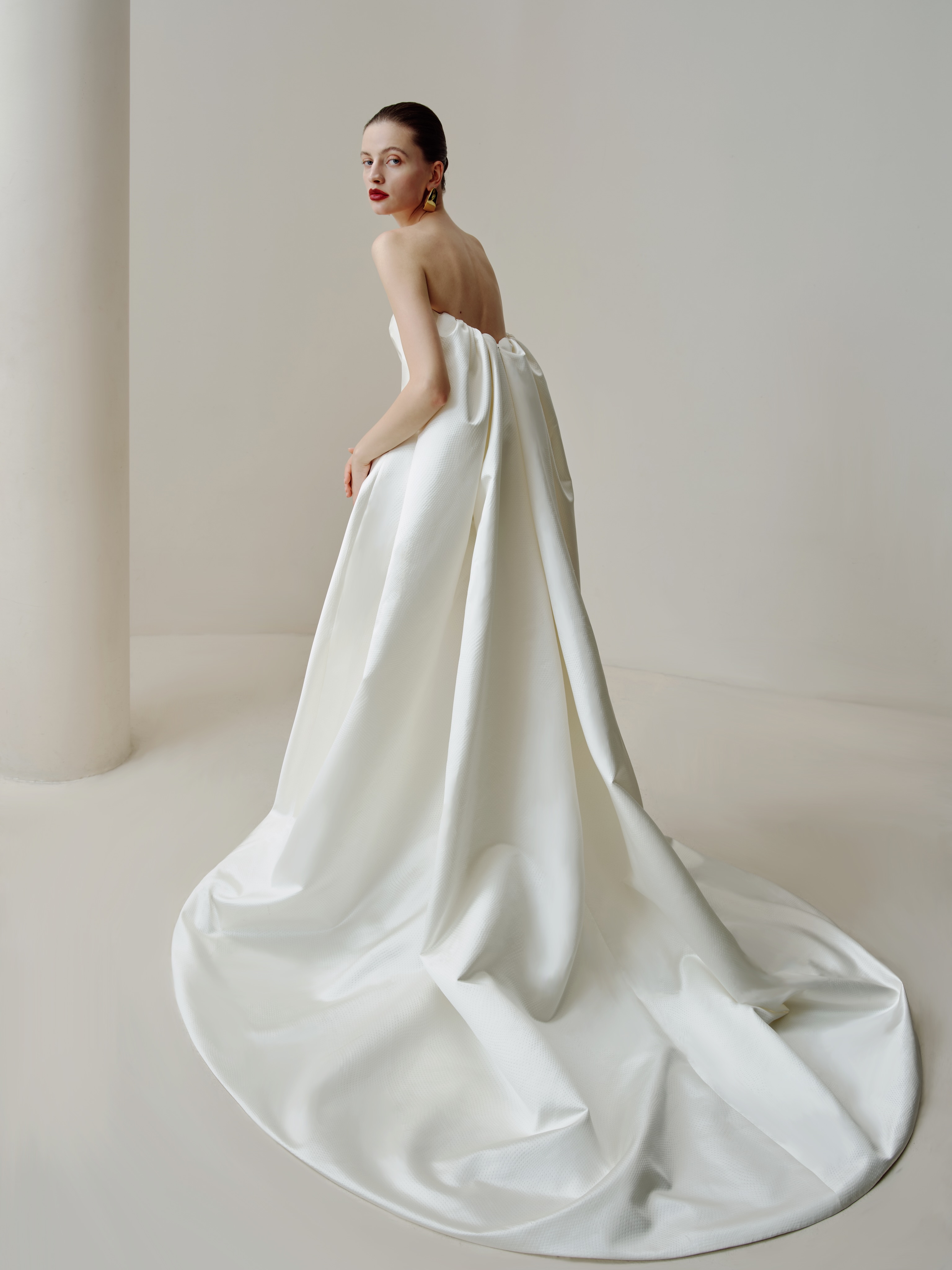 TheBride Paris Facebook ad: Wedding Dress: TROUVERE including in our Sélections.