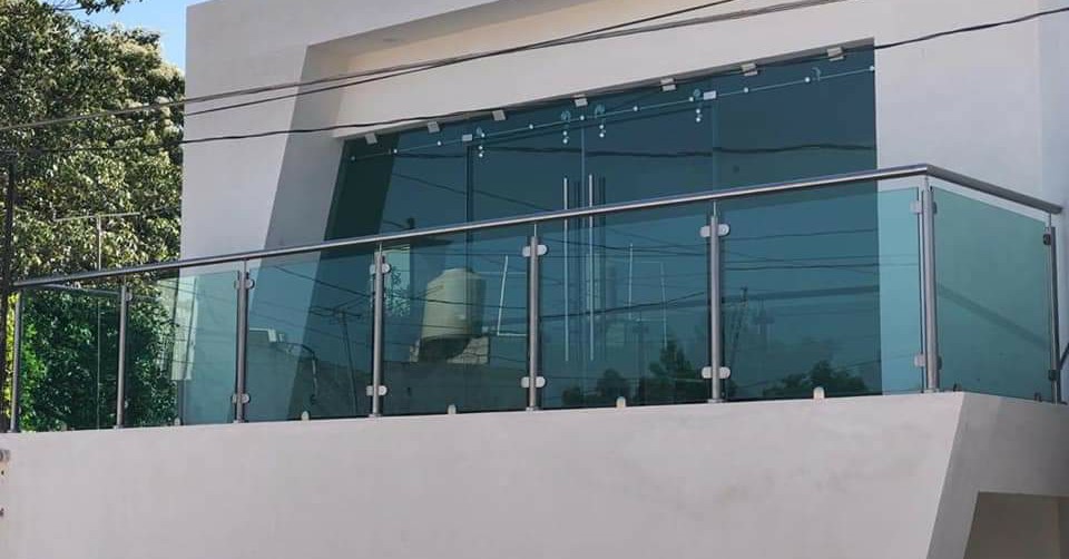 Cristalum Facebook ad: Fabricación e instalación de trabajos en vidrio y…