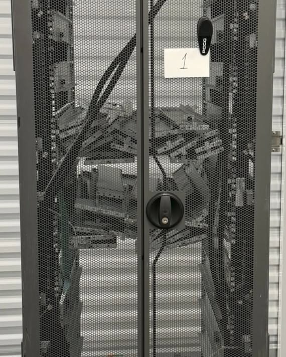 Yamin Shawesh Facebook ad: HP 10642 G2 42U Server Rack AF002A with Side Panels,Wheels…