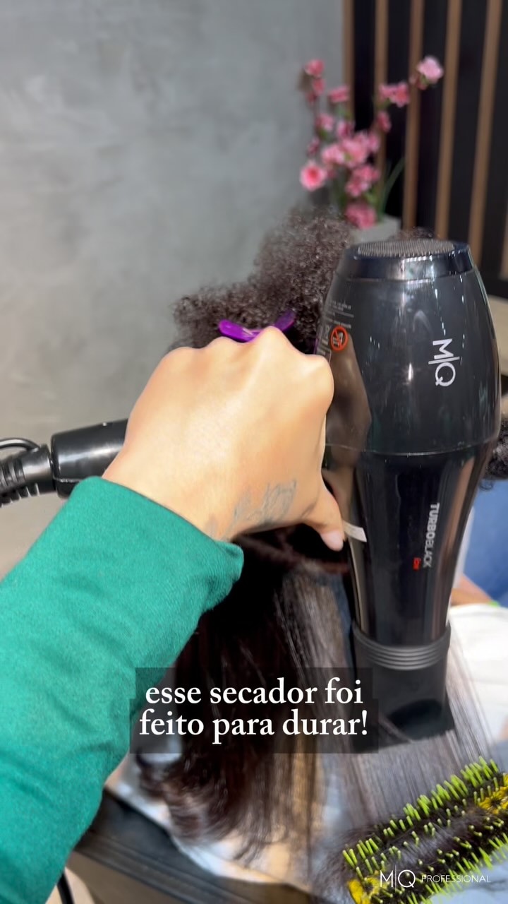 MQ Professional Hair Styling Facebook ad: A etapa de escovação é um desafio mas…