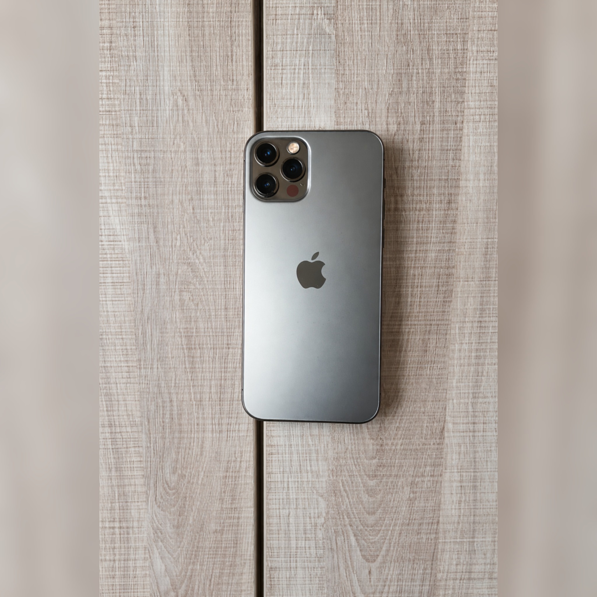 Wayne Tshepo Facebook ad: iPhone 12 Pro Clean R6,700