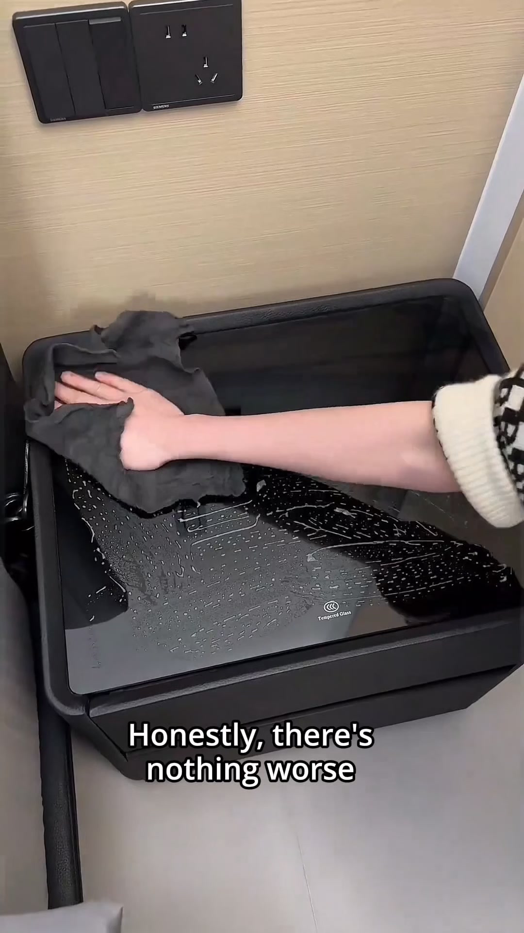 Genie Cloth Facebook ad: Premium Microfiber that Cleans with Just Water
