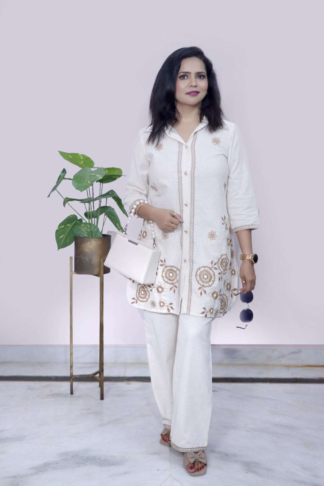 Fashiontownie.official Facebook ad: Free Delivery Min.