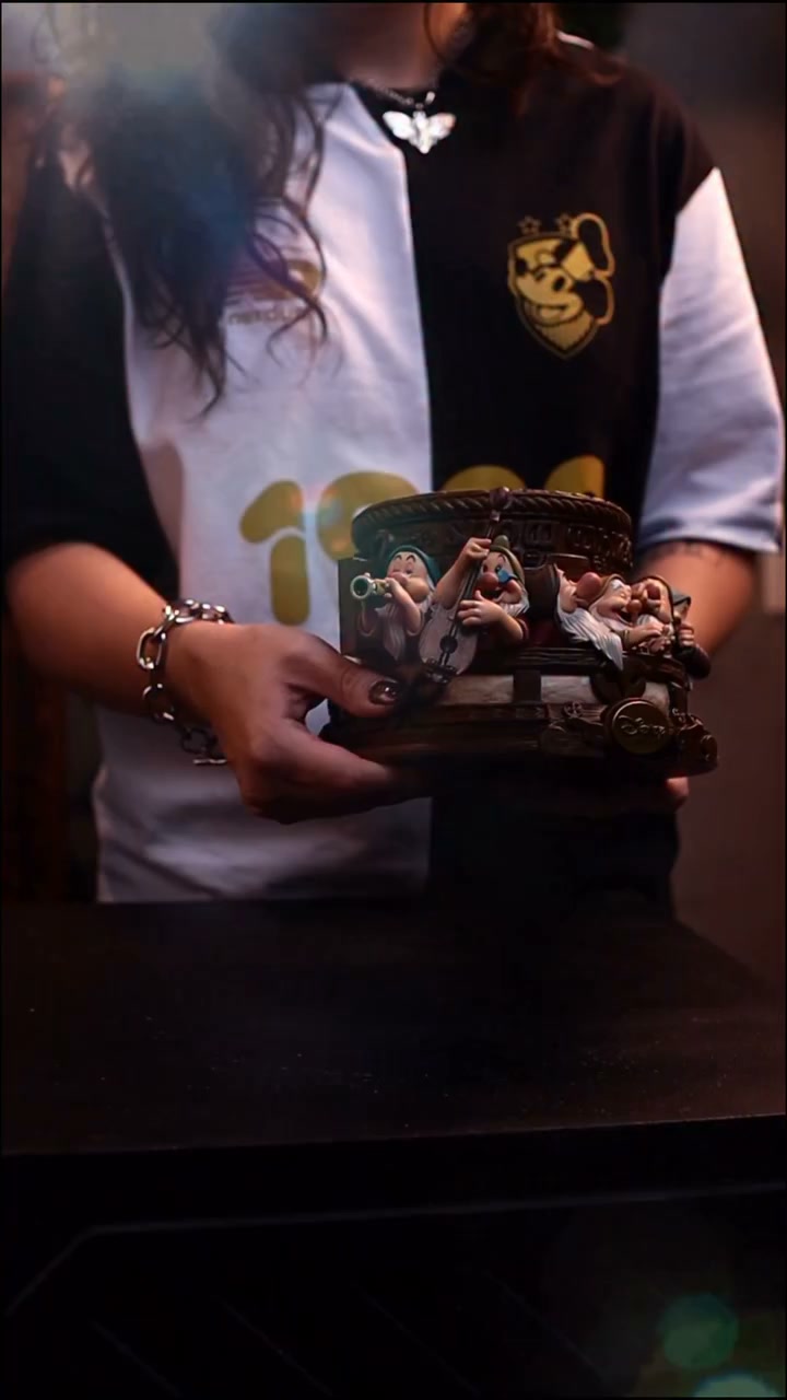 Iron Studios Facebook ad: Statue Snow White Deluxe Avaible Now