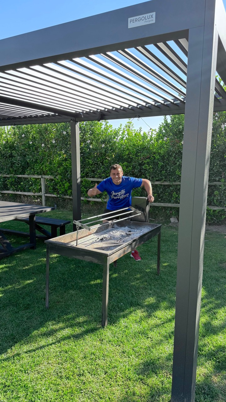 Pergolux Chile Facebook ad: ¿Parrilla y Pérgola?