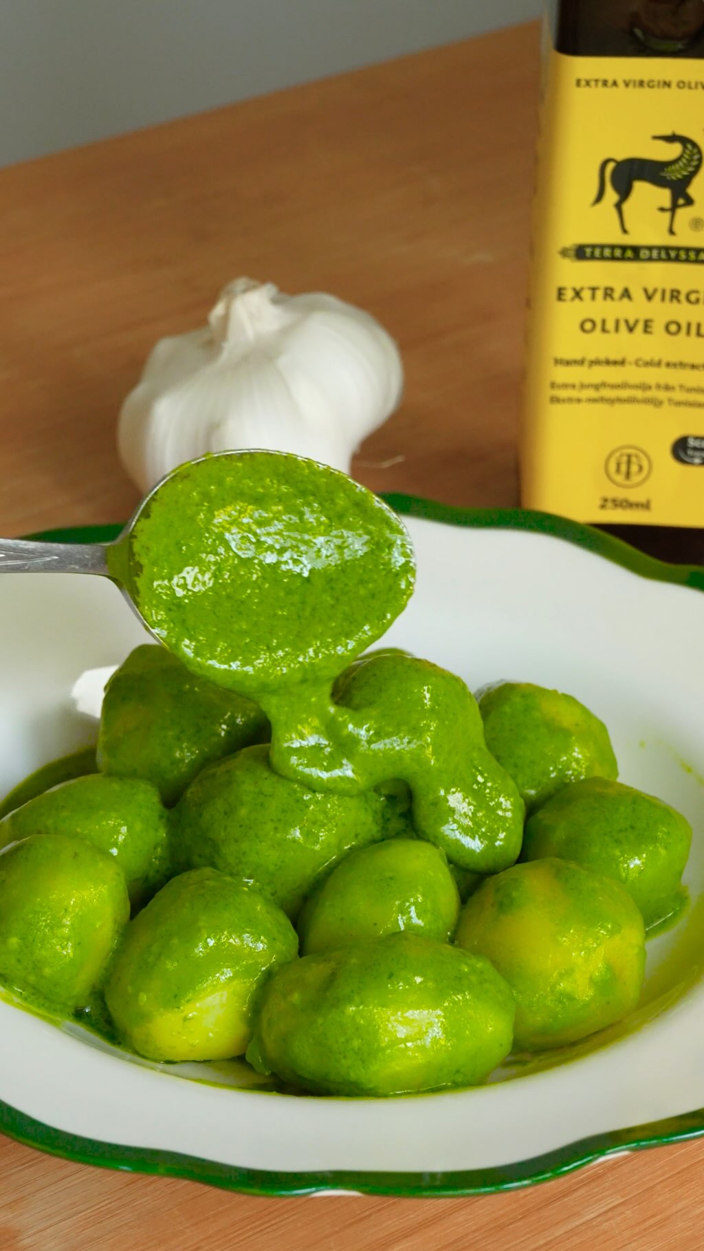 Terra Delyssa - Nordics Facebook ad: Vem har sagt att pesto bara passar till…