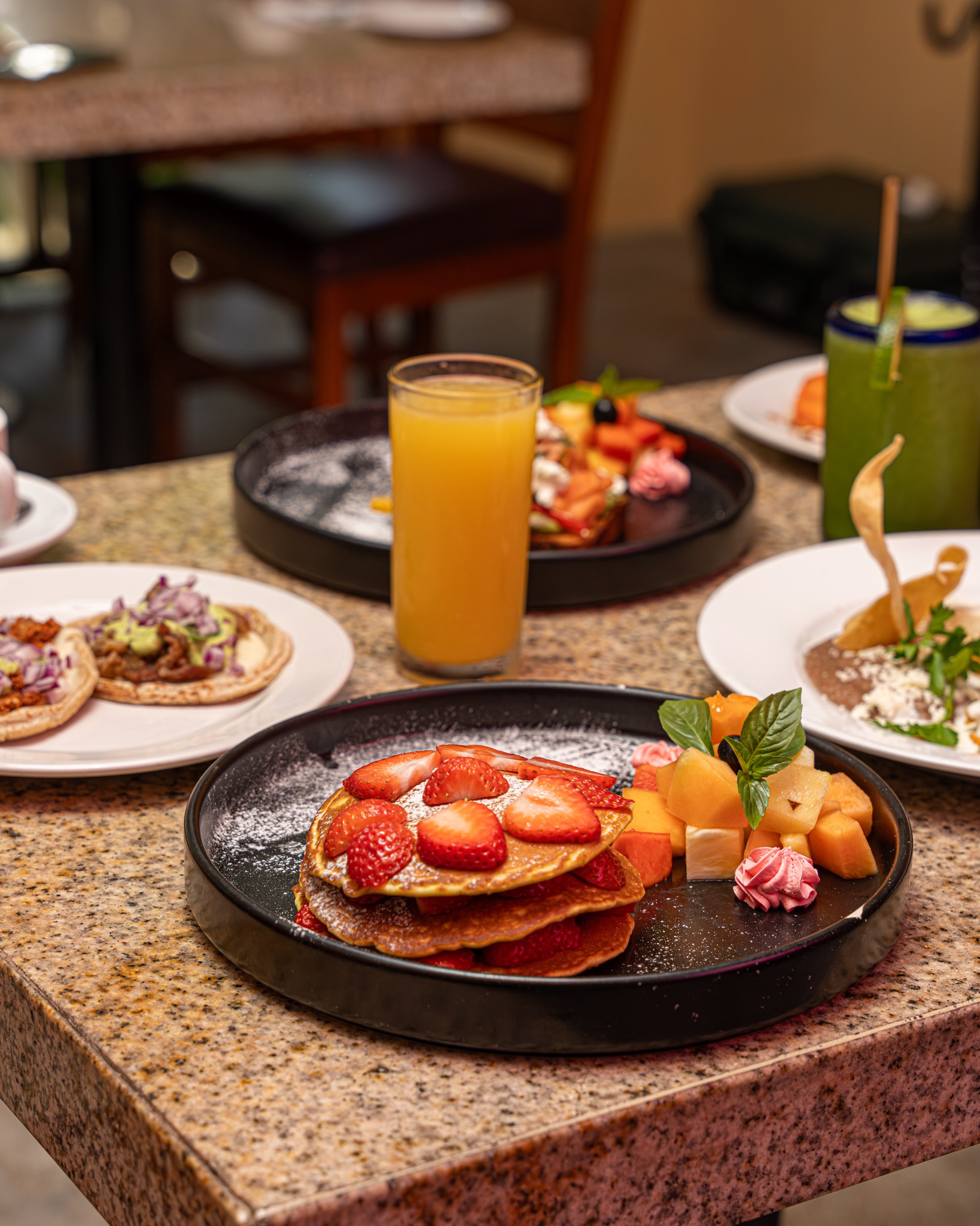 RIVER CAFE Facebook ad: Domingos que saben mejor…