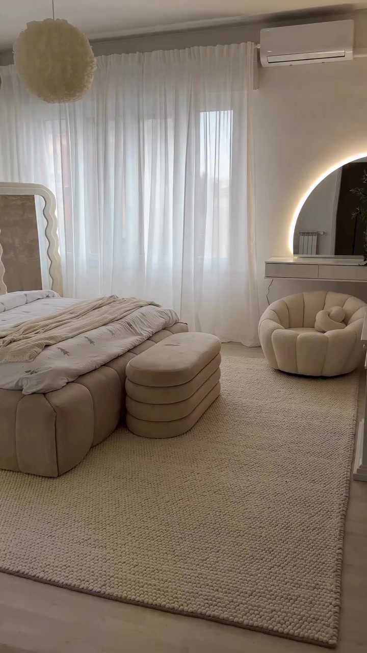 Vente-unique.com Facebook ad: Coiffeuse suspendue avec miroir à LEDs - 2 tiroirs - Blanc…