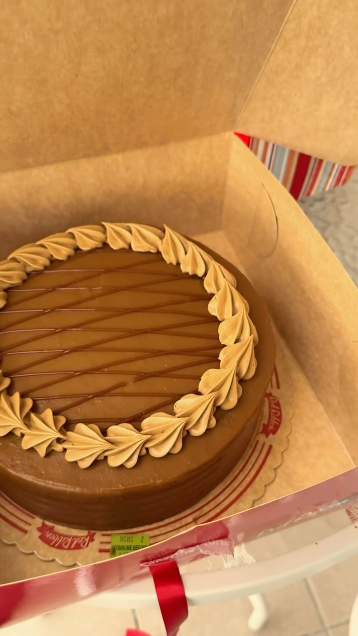 Red Ribbon Bakeshop Facebook ad: Omg si may Salted Caramel Cake na!