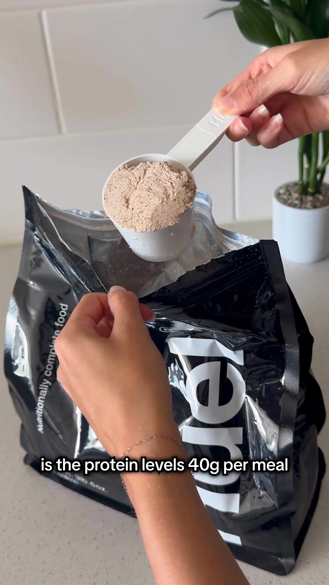 Huel Facebook ad: 40g protein, ready in seconds