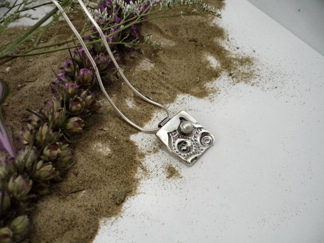 Marie-Eve Bordeleau, Sculptures prêtes à porter Facebook ad: Bijoux argent sterling faits à la main au Québec…