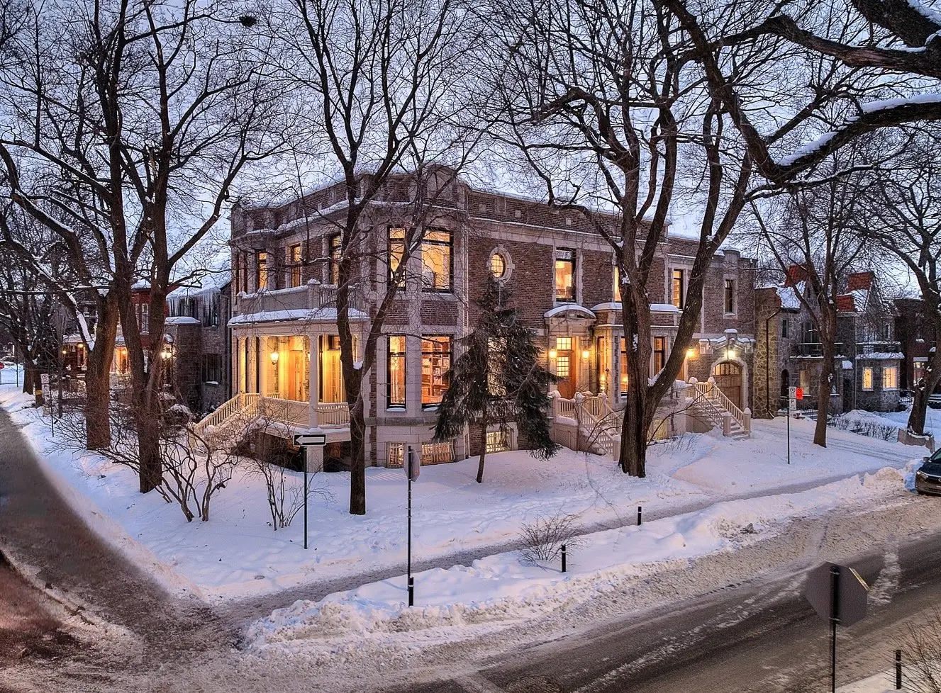 Engel & Völkers Montréal Québec Facebook ad: Le luxe à OUTREMONT c'est 𝗘&𝗩!
