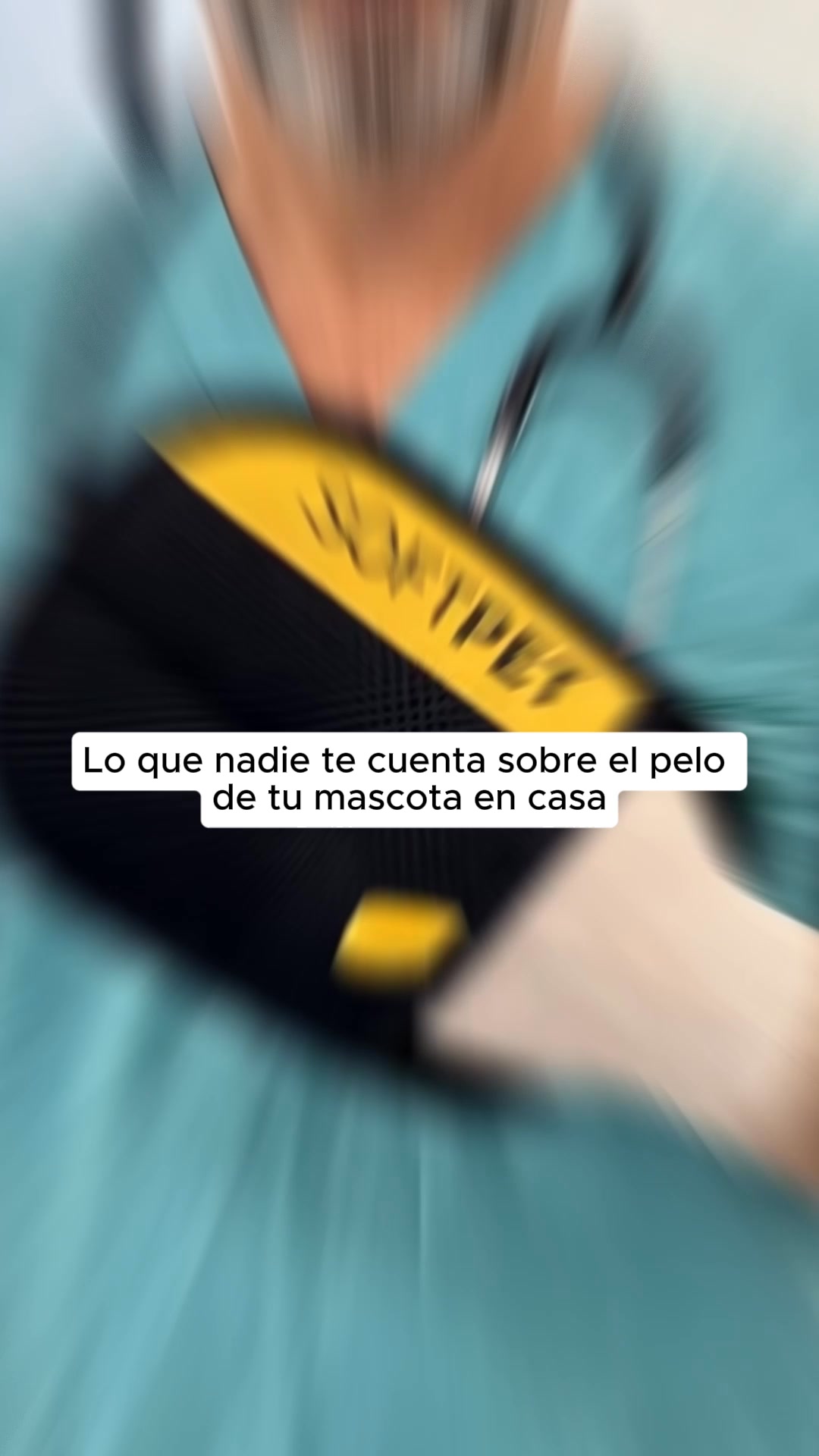 Softpet Facebook ad: Gánale la batalla al pelo de tu mascota.