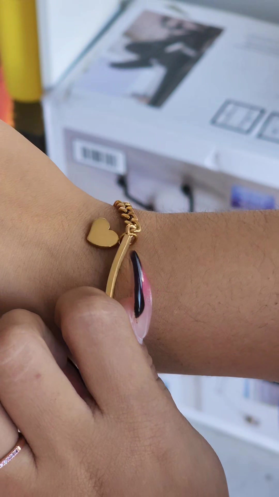 PubliStudio Facebook ad: Buscas un regalo personalizado?