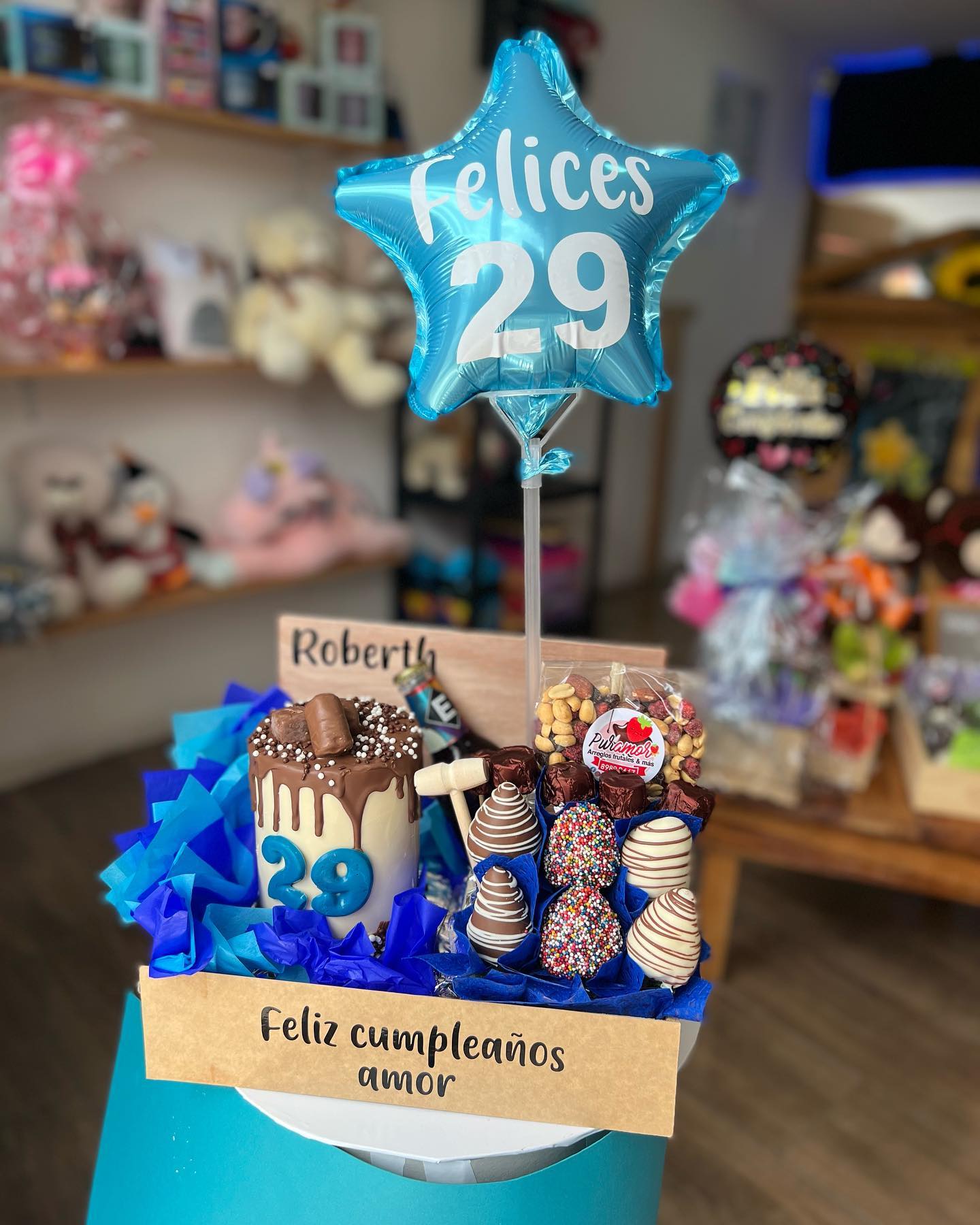 Puramor, Arreglos frutales y más Facebook ad: Queque explosivo con chocolates y gomitas+ fresas +…
