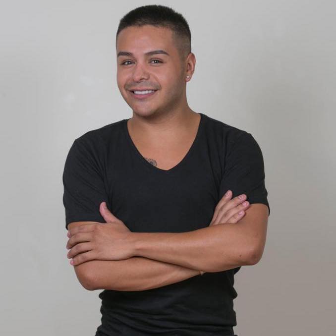 Alejandro martz studio de belleza Facebook ad