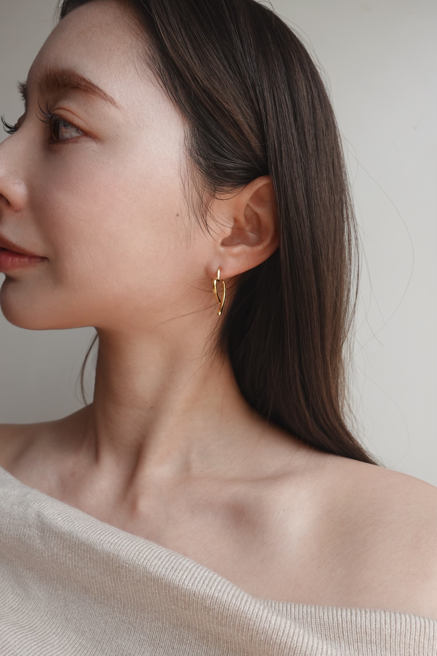 CREA ジュエリー Facebook ad: 豊富な商品、サイズ展開 付けていることを忘れるくらい肌に馴染みがいいアクセサリー。重ね付けが可能な豊富なサイズ展開…