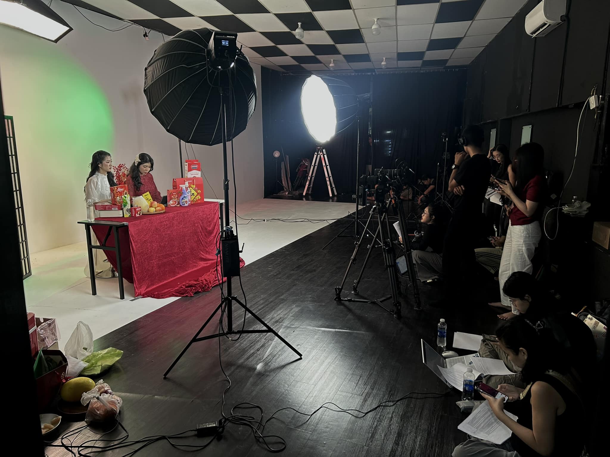 QTA studio - Cho thuê studio chụp ảnh, quay phim, livestream Facebook ad: Cho thuê studio chụp hình, quay, livestream.
