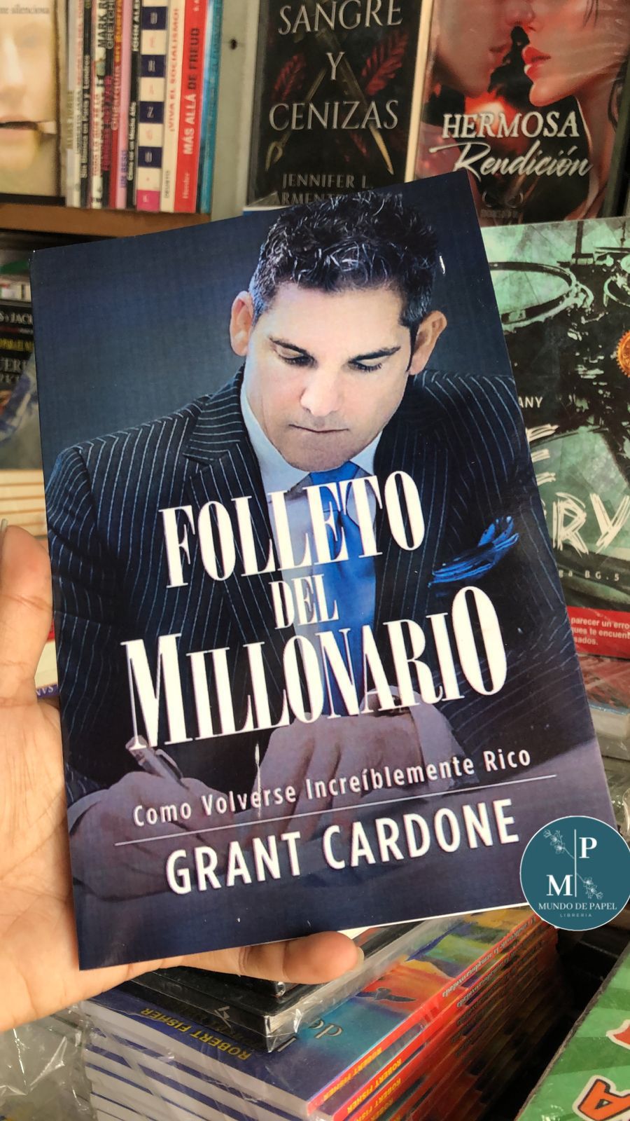 Mundo de Papel Facebook ad: LOS LIBROS QUE TODOS ESTÁN BUSCANDO