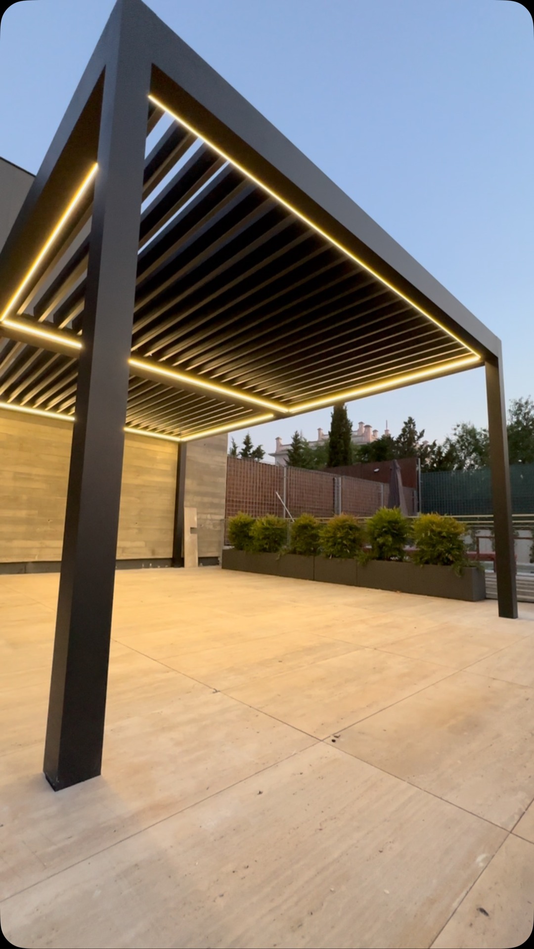 Pérgolas Abatibles Facebook ad: Un espacio único al aire libre, cubierto por…