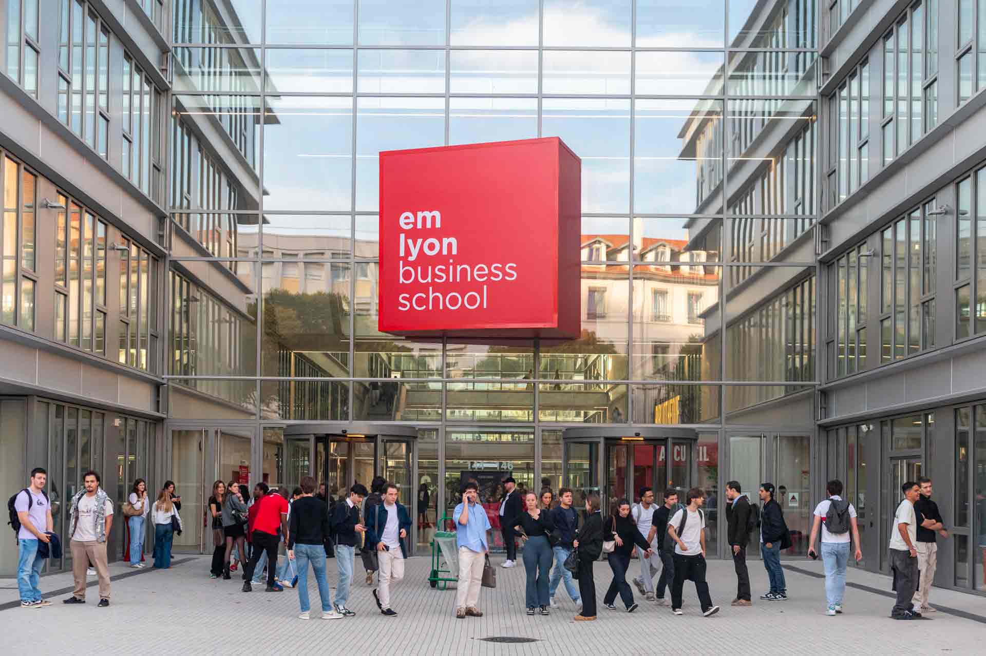 VFE - Vietnam France Exchange Facebook ad: emlyon business school - Top đầu đào tạo…