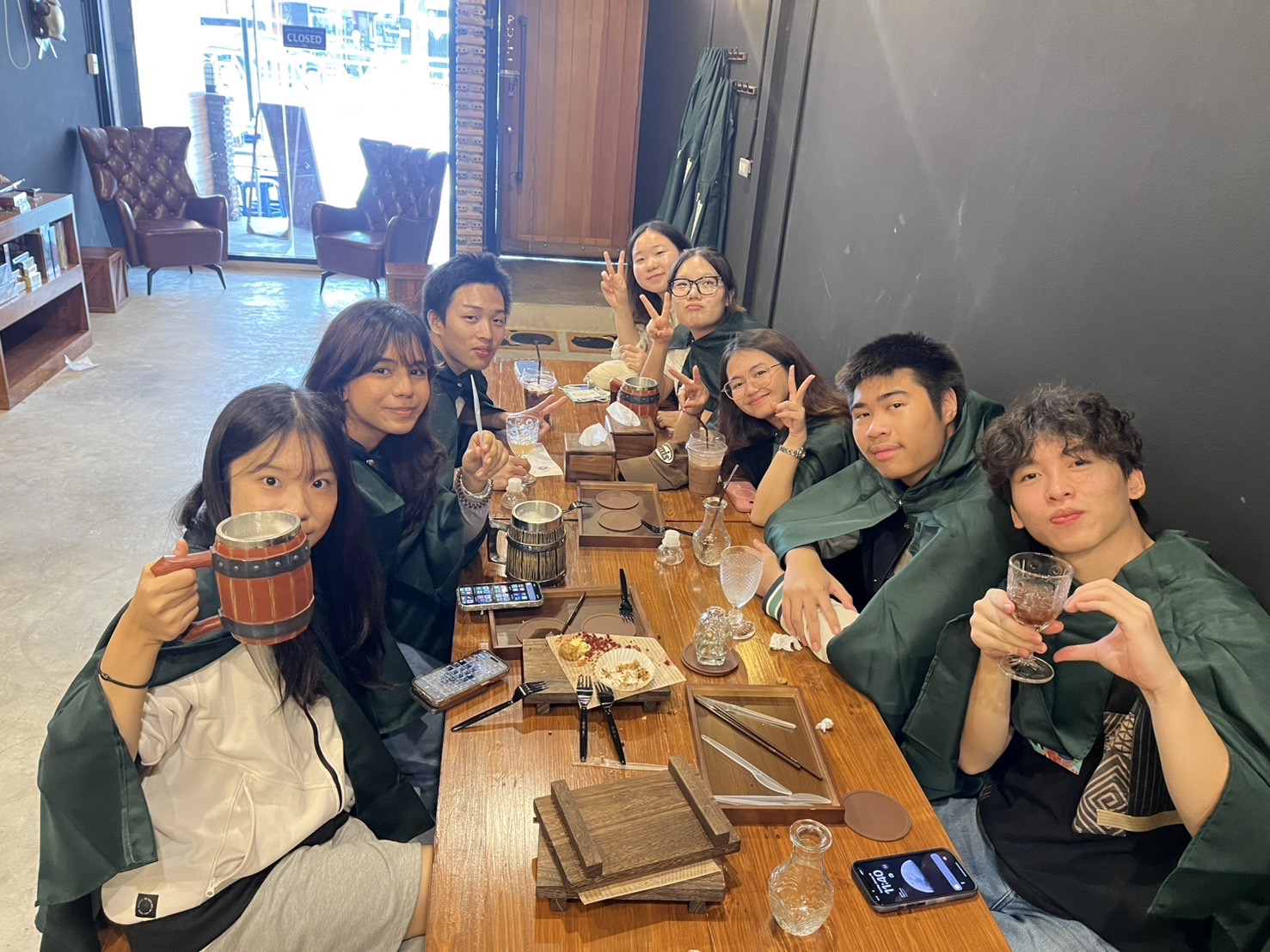 Cursed Land แดนต้องฉาบ Facebook ad: เบื่อไหมกับบาร์เดิมๆ. คืนนี้เปลี่ยนบรรยากาศมานั่งชิลในโรงเต…
