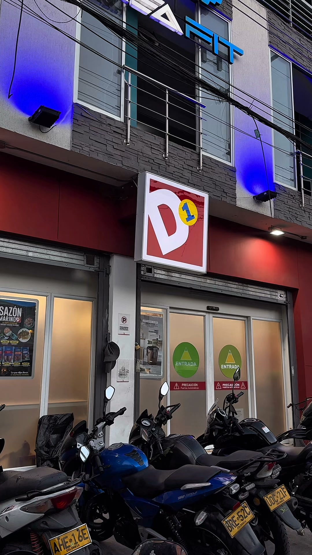 Hindú Facebook ad: Exclusiva en tu tienda D1 más cercana.
