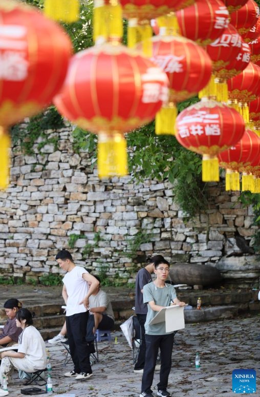 Con Xi Facebook ad: Durante las vacaciones de verano, la aldea Xijingyu…