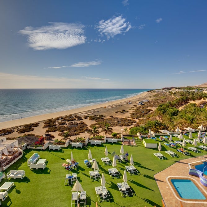 loveholidays Facebook ad: Late deals, hot prices, no surcharges.