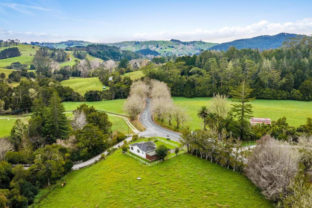 Bayleys Mahurangi Facebook ad: 901 West Coast Road, Ahuroa