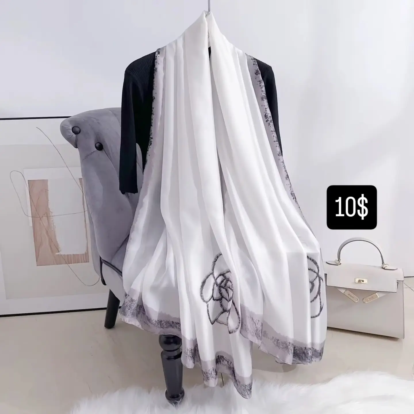 FM Store Facebook ad: Le foulard est une affaire des grandes dames
