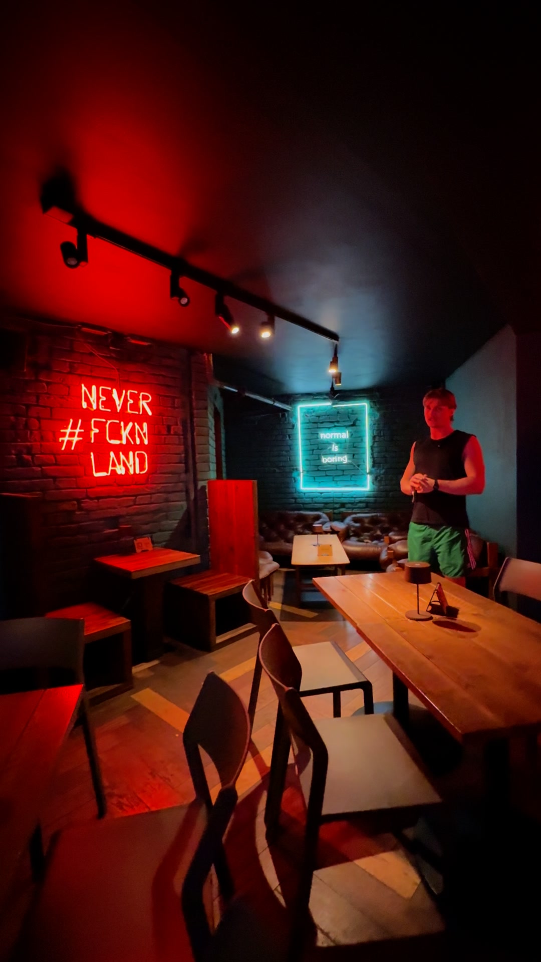 Neverland Bar • Escape Room • Pizzeria Facebook ad: Zárjátok az évet egy felejthetetlen élménnyel!