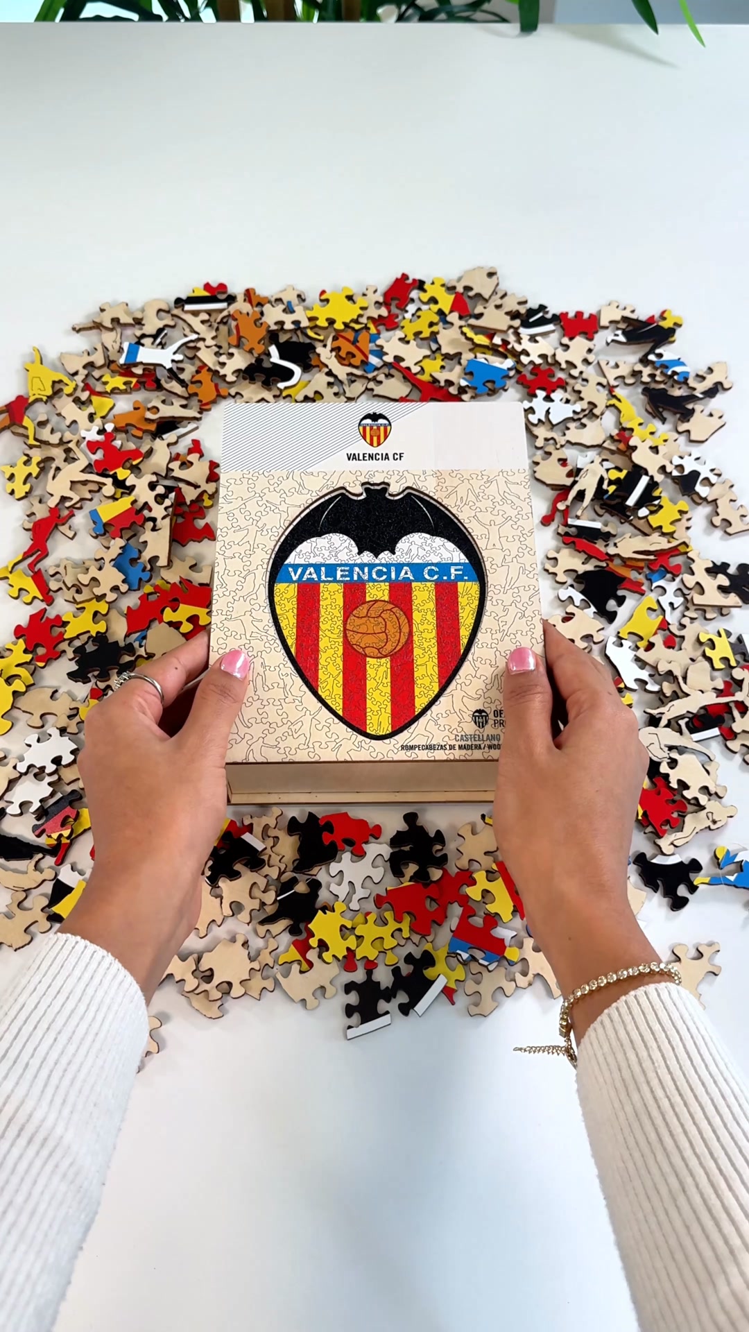 Iconic Puzzles Facebook ad: Sorprende con un regalo único