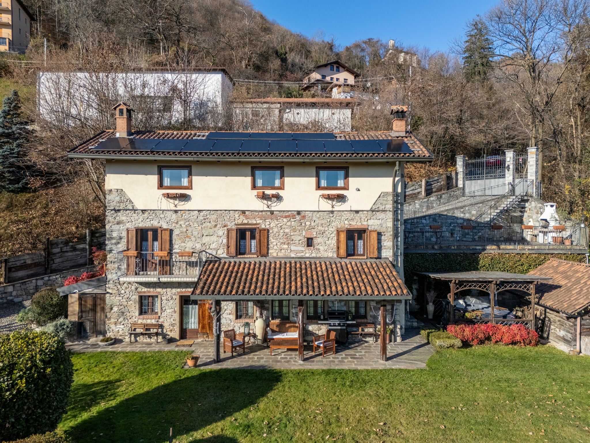 EV Lago Maggiore - Lago d'Orta Facebook ad: Elegante dimora storica immersa nel verde, con vista…