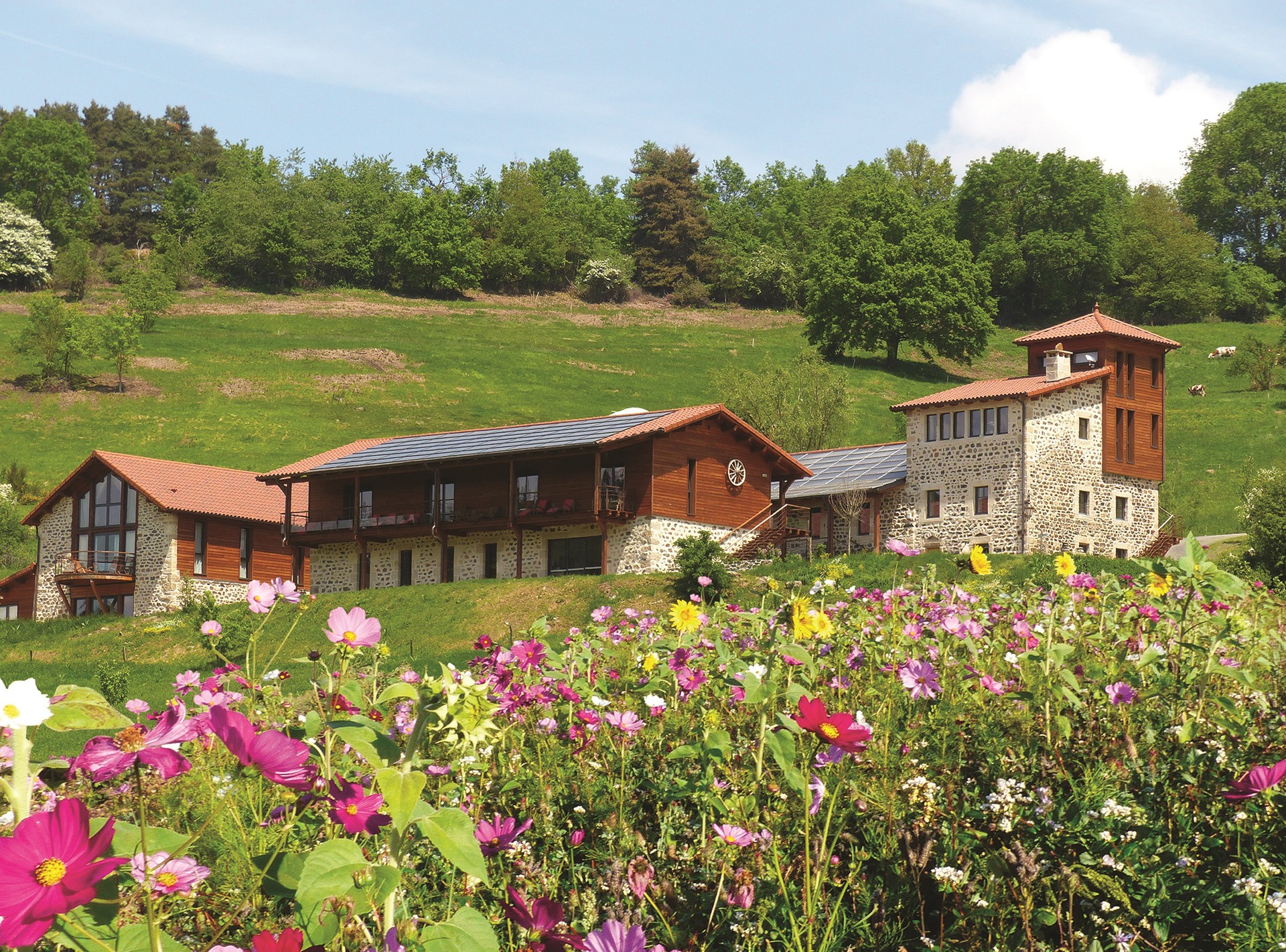 LODGE Les jardins d'Espaladous Facebook ad: C’est sur les vestiges d’une ancienne ferme nichée…