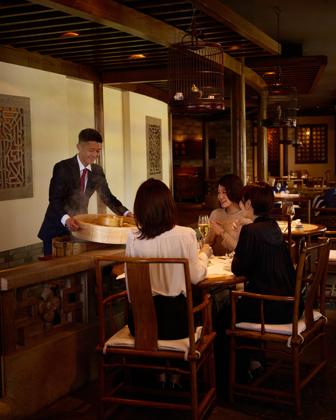 The Peninsula Tokyo / ザ・ペニンシュラ東京 Facebook ad: 友人とのランチや誕生日のお祝いに。点心と中国茶を楽しむ特別なひとときをお過ごしください。