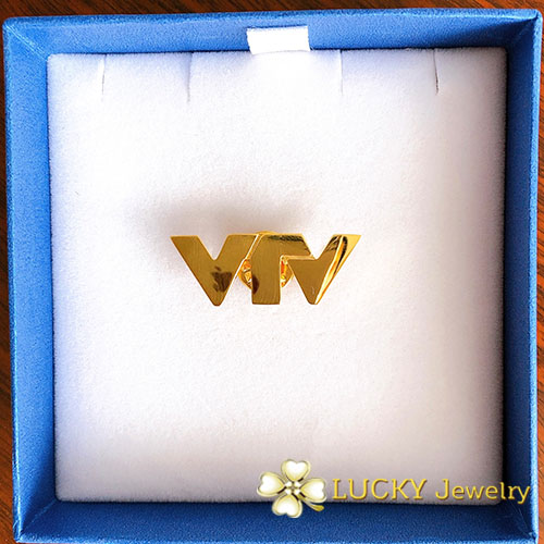 Trang Sức Lucky Facebook ad: Logo, huy hiệu cài áo bằng vàng hoặc…