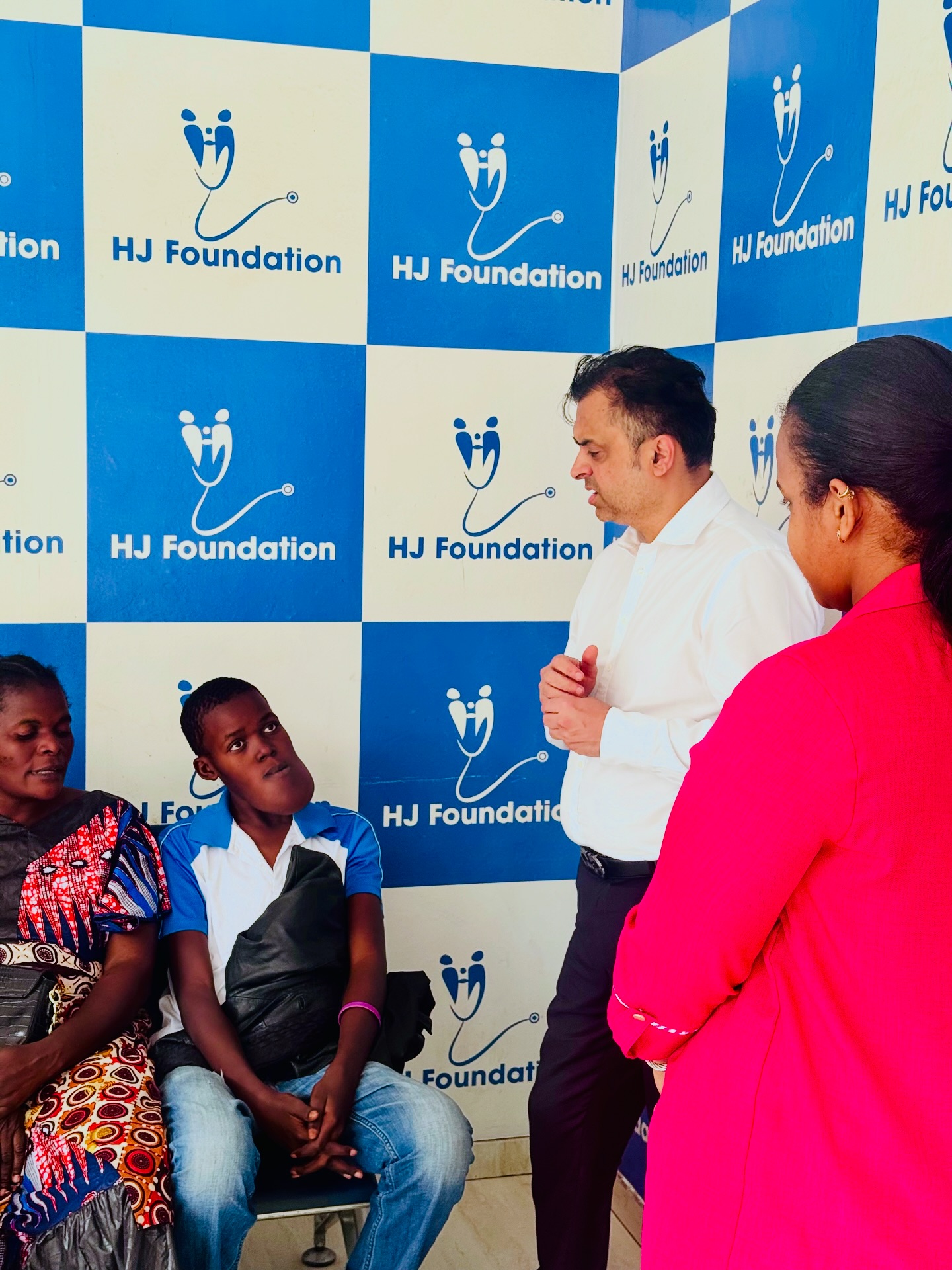 Harish Jagtani Foundation Facebook ad: Mr. @harish_jagtani s’est rendu à la Fondation HJ…